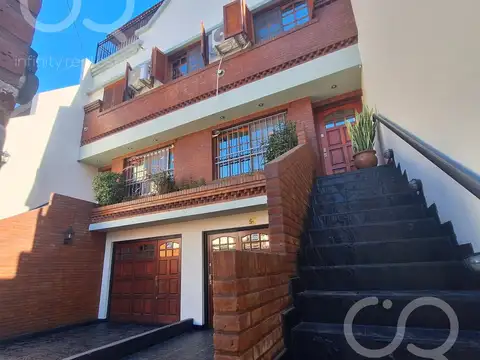 TRIPLEX 5 AMBIENTES PATIO PARRILLA TERRAZA Y COCHERAS