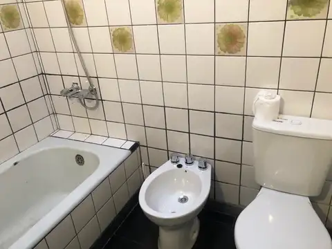 CASA 3 AMBIENTES CON PARQUE Y TERRAZA EN VILLA BALLESTER