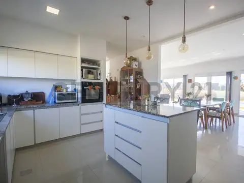 Venta de Moderna casa en Barrio  San Matías 4 Dormitorios en Suite, Vista a la Laguna y Gran Diseño
