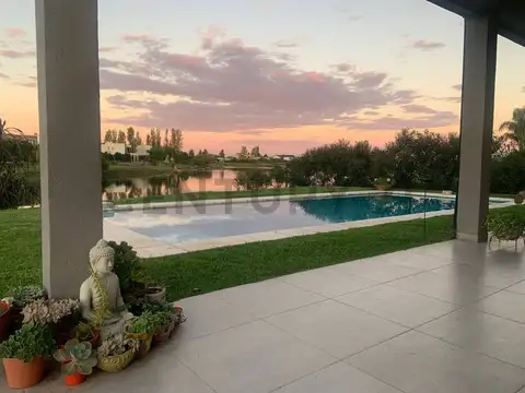 Venta de Moderna casa en Barrio  San Matías 4 Dormitorios en Suite, Vista a la Laguna y Gran Diseño