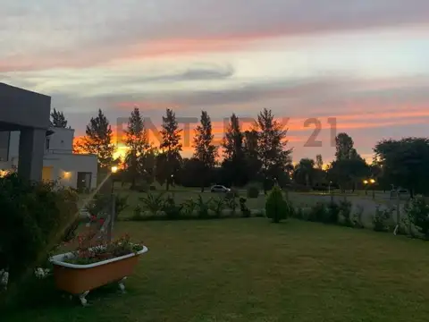 Casa 5 ambientes con 4 baños