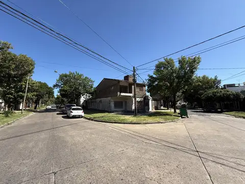 Casa esquina 4 dormitorios a refaccionar
