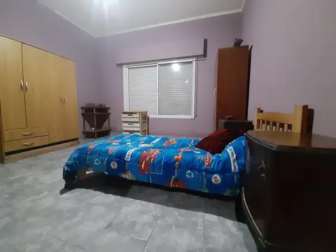 Casa  con galpón y local comercial