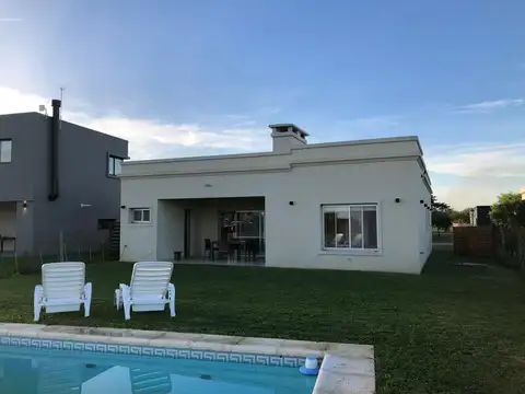 Casa 6 ambientes con 2 baños