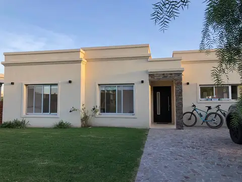 Casa en Venta con 4 cocheras