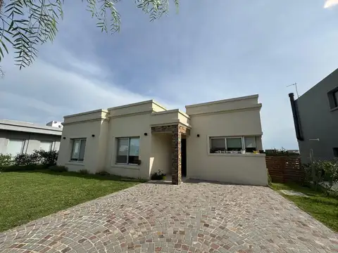 Venta de casa en una planta con pileta y fondo al verde - SAN RAMIRO PILAR DEL ESTE