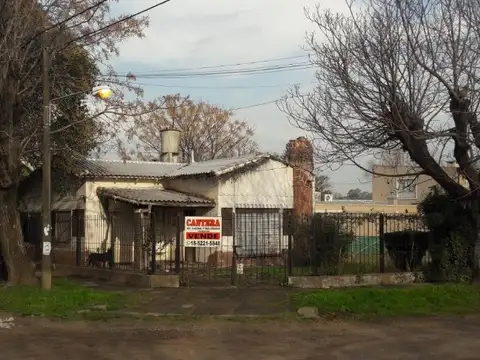 HERMOSA CASA EN LA REJA FRENTE AL BARTOLOME MITRE DAY SCHOOL