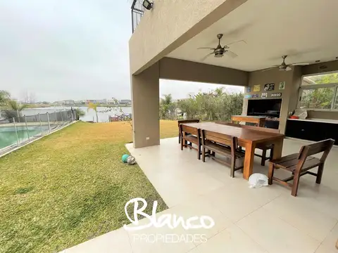 Casa 5 ambientes con 3 baños