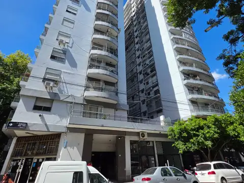 MUY BUEN DEPARTAMENTO 3 AMB. - BALCON - COCHERA - TOILETTE - MUY LUMINOSO