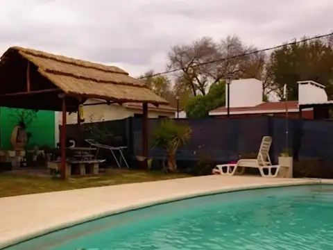 Casa en venta - 4 Dormitorios 2 Baño - Local - 1.100Mts2 - Córdoba