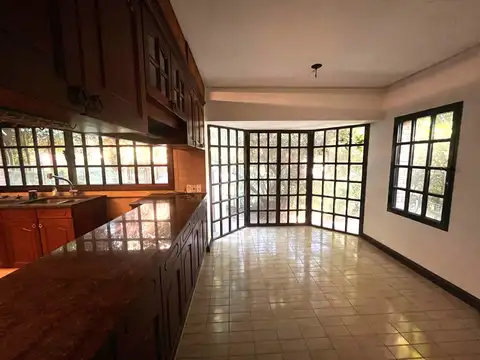 En excepcional lugar del Jockey, gran casa de excelente construcción y diseño.