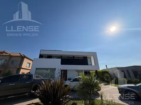 Casa 5 ambientes con pileta en venta - Barrio Privado Las Golondrinas