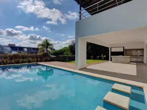 Casa en Alquiler con 3 cocheras