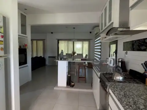 Casa 4 ambientes con 3 baños