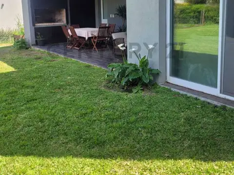 CASA PARQUIZADA CON PILETA EN SANTA GUADALUPE