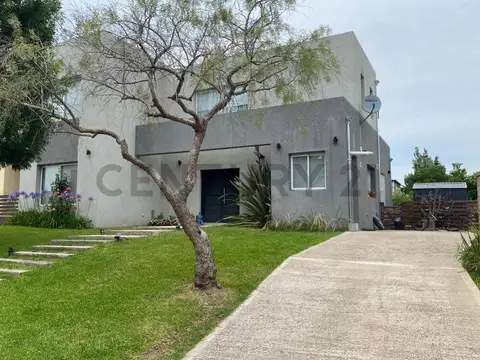 CASA PARQUIZADA CON PILETA EN SANTA GUADALUPE