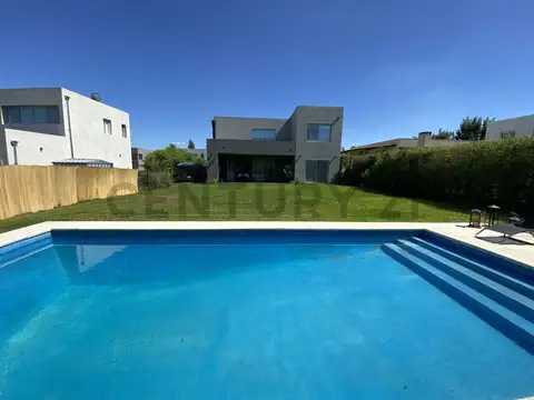 CASA PARQUIZADA CON PILETA EN SANTA GUADALUPE