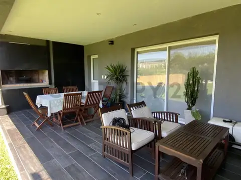 Casa en Venta con 3 cocheras