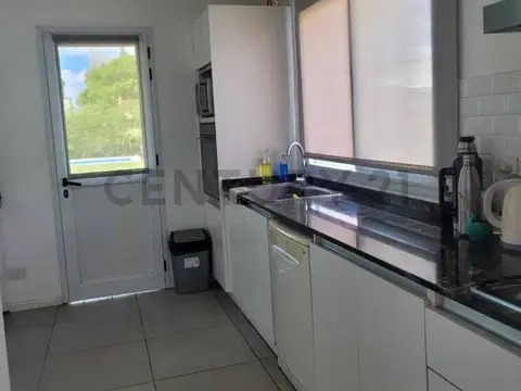 CASA PARQUIZADA CON PILETA EN SANTA GUADALUPE