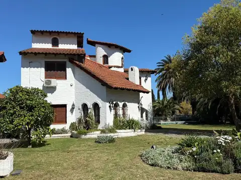 Casa en Venta con 3 cocheras