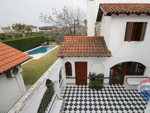 Venta - Casa en DOBLE LOTE con pileta. Aranjuez