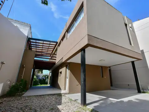 Casa 7 ambientes con 2 baños