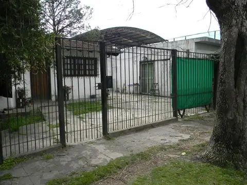 Casa 8 ambientes con 3 baños