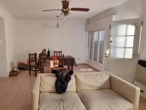 EN VENTA EN CASEROS DEPARTAMENTO TIPO CASA AL FONDO DE 4 AMBIENTES CON PATIO - FICHA 9101