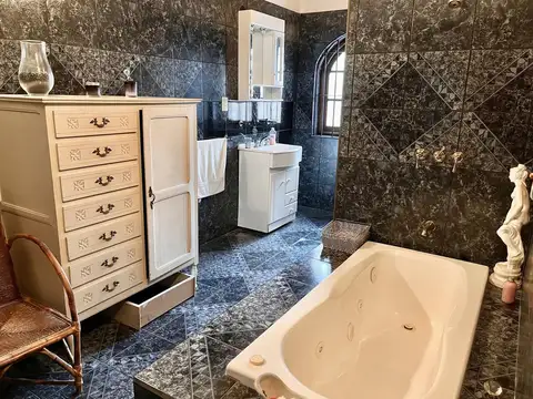 Retasada Casa de 4 dormitorios en el centro de zarate