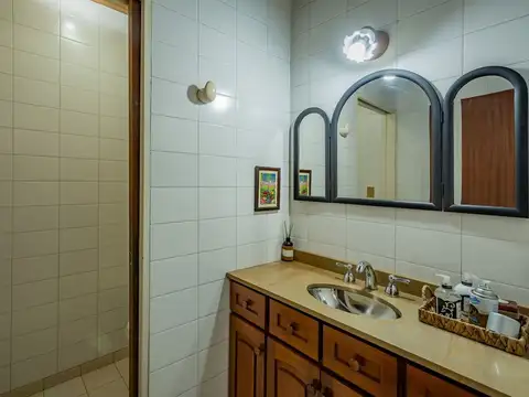 VENTA CASA TIPO CHALET, 5 AMBIENTES, AVELLANEDA