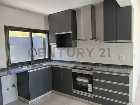 Casa 6 ambientes con 2 baños