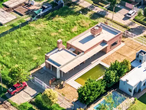 Casa en construccion, 2 dormitorios, pileta, Roldan