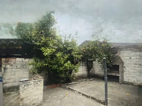 Venta PH 3 ambientes a refaccionar, al fondo -Caseros zona centro-