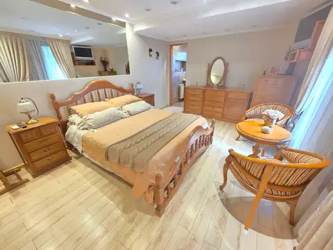 Casa 6 ambientes con 4 baños