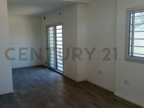 VENTA PH EN CASTELAR SUR 3 AMBIENTES A ESTRENAR C/PATIO Y ESPACIO GUARDACOCHE