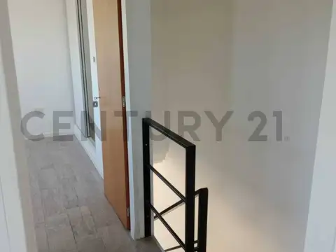 VENTA PH EN CASTELAR SUR 3 AMBIENTES A ESTRENAR C/PATIO Y ESPACIO GUARDACOCHE