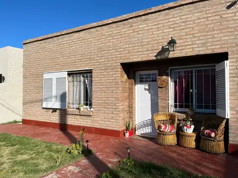 En Venta Casa De 2 Dormitorios 2 Baños Amplio Lote, Se Ubica En Calle Belgrano Saldungaray.