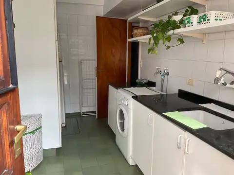 Casa 6 ambientes con 2 baños