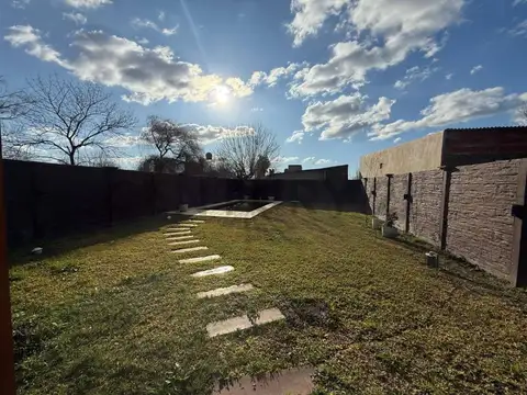 Casa 4 ambientes con 2 baños