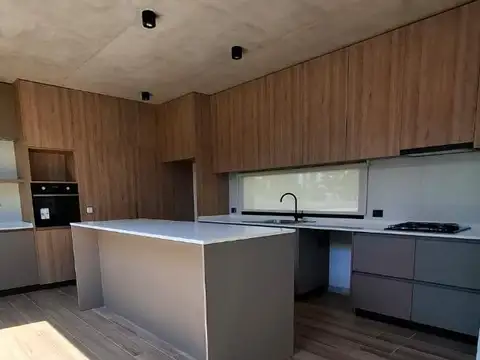 Casa 4 ambientes con 3 baños