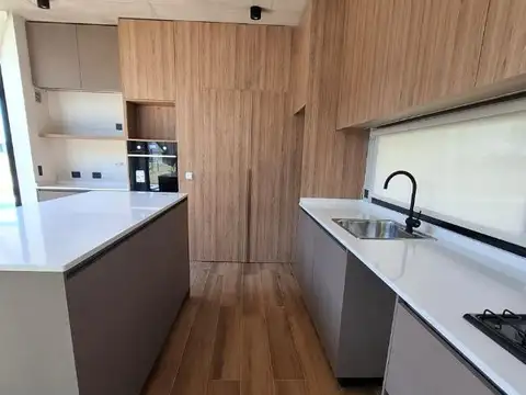 Casa en Alquiler con 2 cocheras