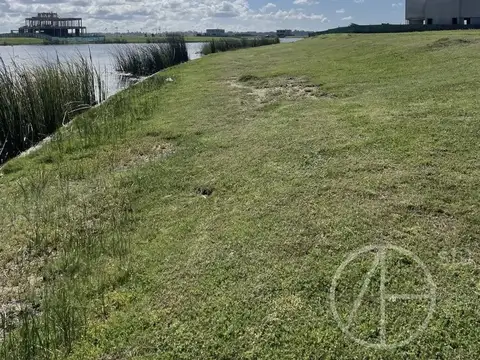 Terreno en venta a la laguna en Amarras