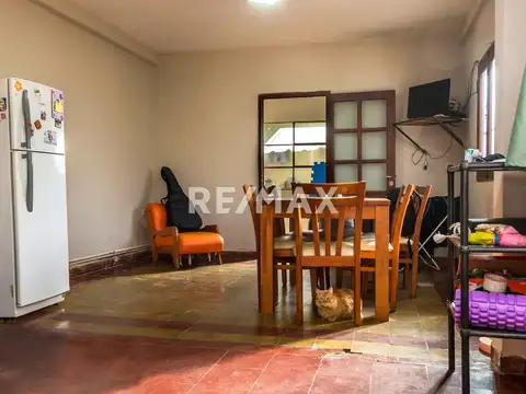 Casa 8 ambientes con 2 baños