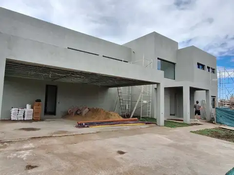 Casa en Venta con 3 cocheras