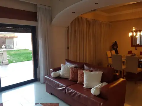 Excelente casa 5 amb. - VENTA