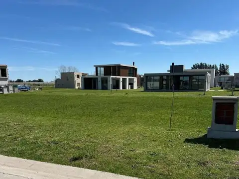 Lote dentro de Barrio "Lares de Canning"