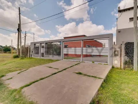 Casa en Venta con 2 cocheras