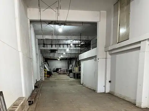 Galpón de Losa 526 m² Oficina y baños s/ avenida - Ramos Mejía