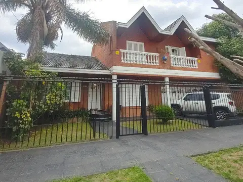 Importante Casa de bonito estilo, ubicada en Alzaga 1390 Temperley