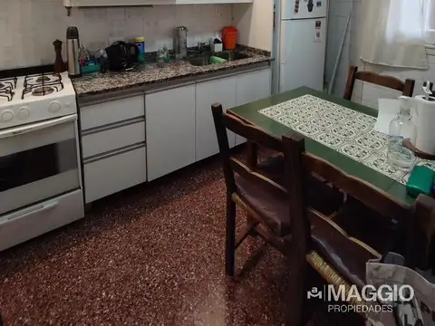 Casa 4 ambientes con 2 baños